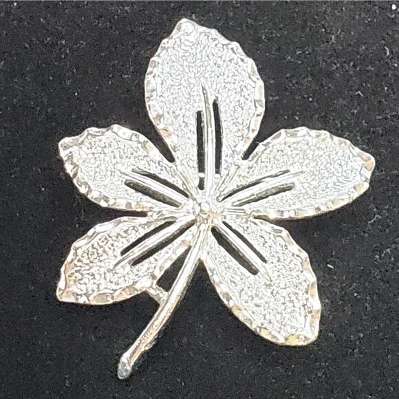 Sara Coventry Leaf Silver Tone Bow Unsigned Brooch Pin 1" Vtg - Picture 1 of 5